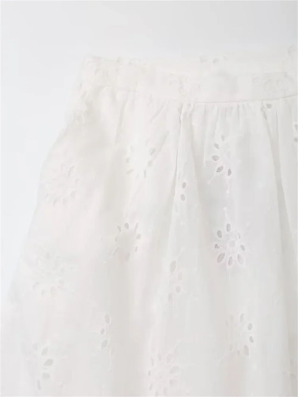 French hollowed out embroidered A-line skirt for women with a summer design sense niche white loose and versatile mid length sk