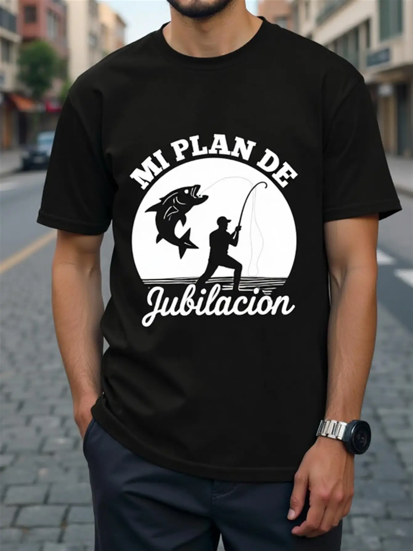 

Men's Black Fishing Graphic T-Shirt with Spanish Text "Mi Plan De Jubilación" (Retirement Fishing Plan), Lightweight, Breathable, Pure Cotton, Casual Crew Neck Short-Sleeve T-Shirt with Fish and Rod Print