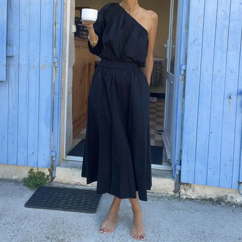 

Универсальный черный женский комплект из двух предметов с косым воротником и открытыми плечами, юбка трапециевидной формы, модный однотонный новый женский комплект 2025 г.