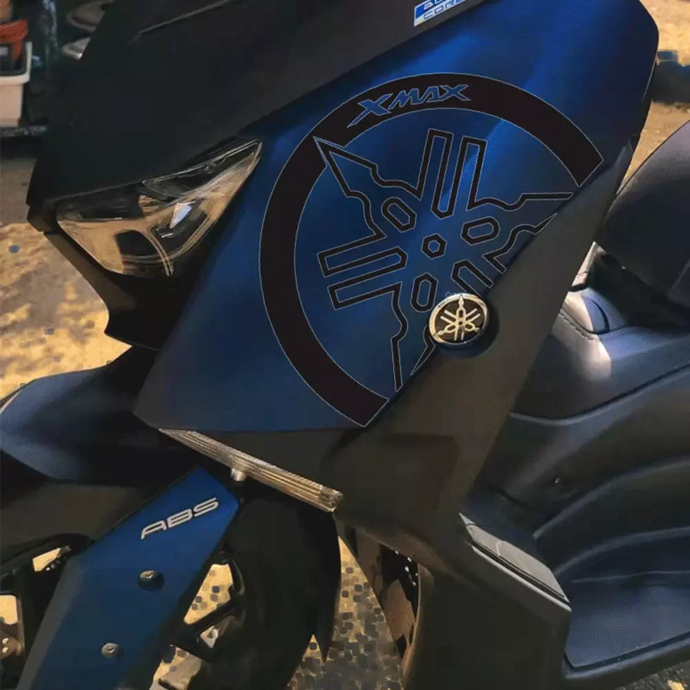 2 قطعة ملصقات عاكسة للدراجات النارية لـ Xmax300 سكوتر تعديل الليزر عاكس المحرك ديكور الشارات مقاوم للماء Sunproof