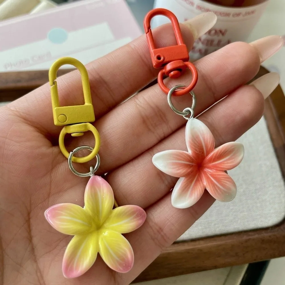 かわいい樹脂製フラワーキーホルダー カラフルな車のキーリング 花柄のバックパック飾り