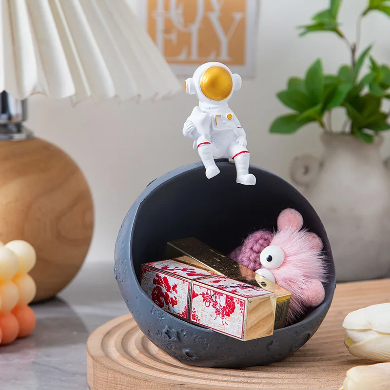 Astronaut figurine resin astronaut decoration astronaut moon model sculpture in storage box for home office dining table