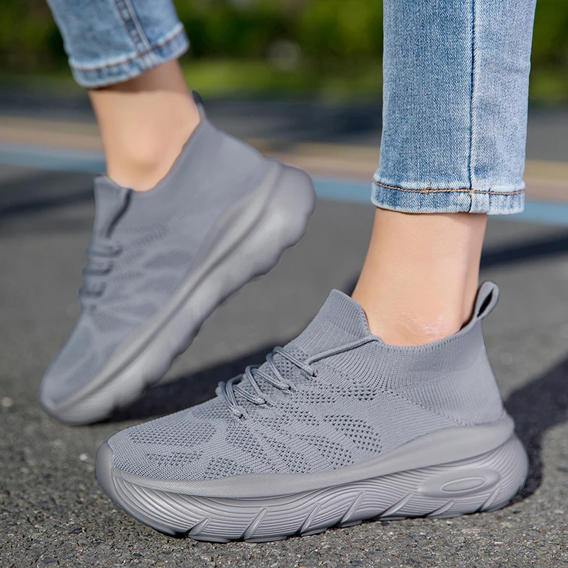 أحذية نسائية صيفية جديدة شبكية قابلة للتنفس، أحذية رياضية منسوجة بنعل ناعم، جوارب خفيفة الوزن، أحذية جري كاجوال