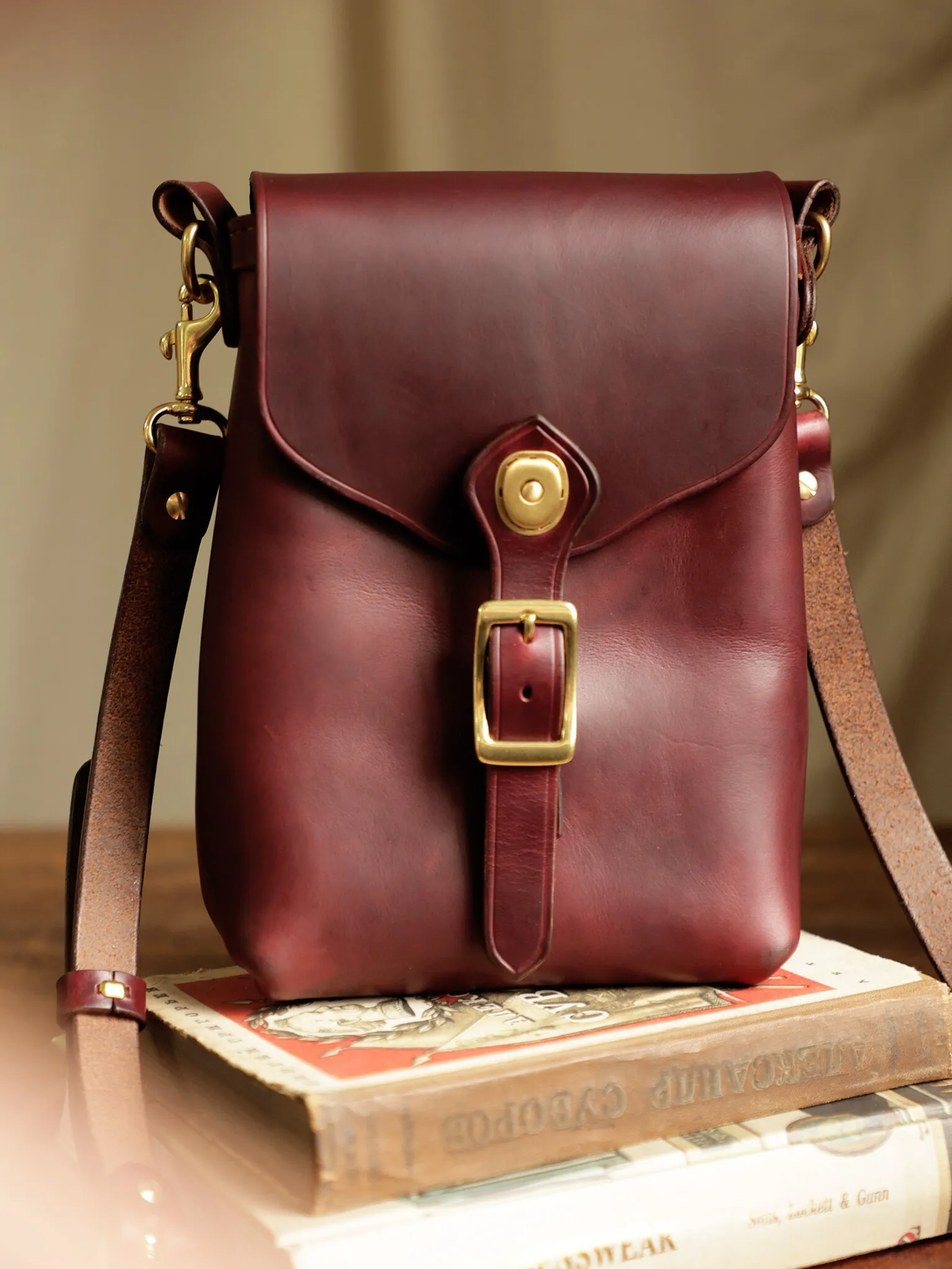 

PNDME outdoor daily light handmade vegetable tanned cowhide men small phone shoulder bag fashion genuine leather crossbody bag