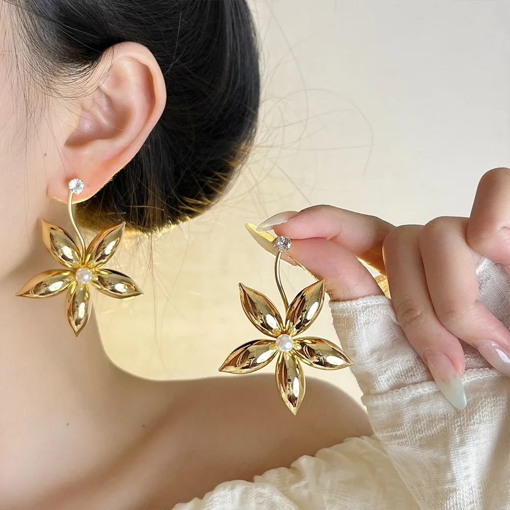 Metallic Sunflower Stud Earrings for Women - Light Luxury, Fashionable, High-End Texture, Bold Statement Earrings M639