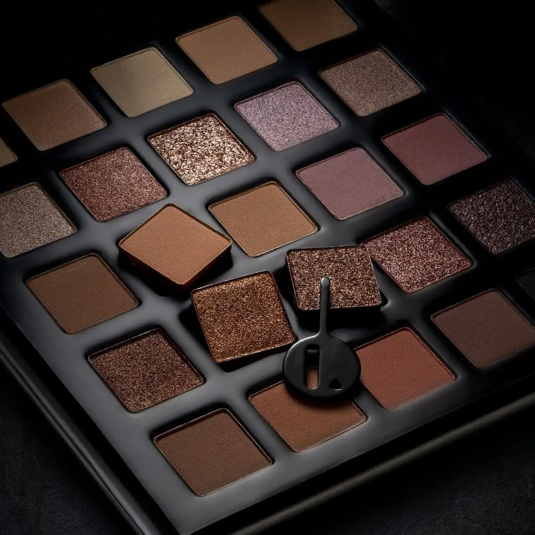 Paleta de sombras de ojos mate y brillante, metálica de alta pigmentación con espejo compacto para uso duradero