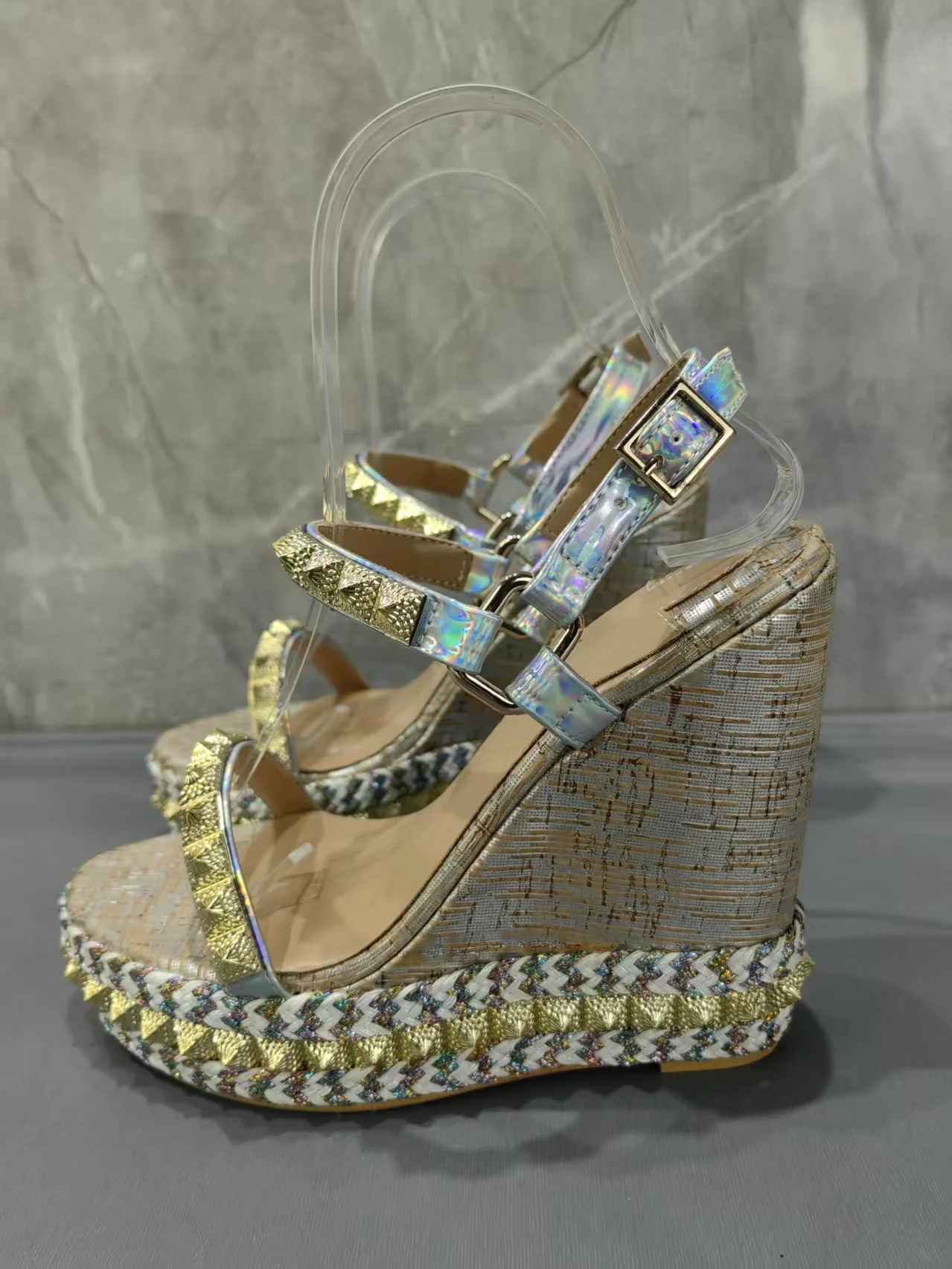 

Лето 2022, новые золотые женские босоножки на танкетке, круглый носок, цветной ремешок сзади, заклепки, повседневные женские туфли на высоком каблуке для пляжного отдыха