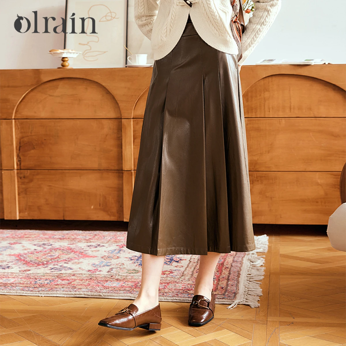 

Женская плиссированная кожаная юбка OLrain, осень 2026, новая модная ретро-модель с высокой талией, шикарная повседневная юбка А-силуэта для офиса, длинная юбка M56QB93563