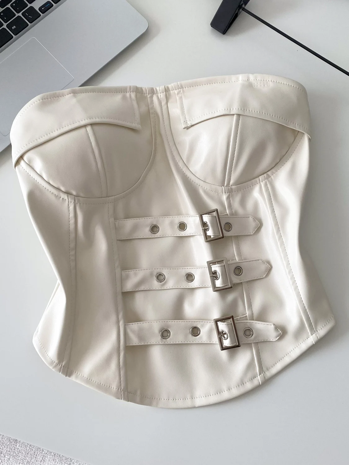 Ceco sin Mangas con Botones y Diseño de Chica Picante Pure Desire, Top de Chaqueta de Cuero Versátil que Ajusta la Cintura...