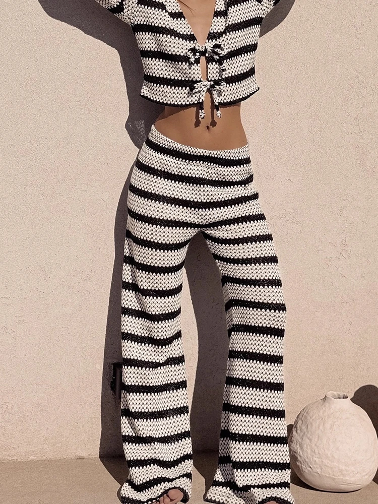 ชุดบิกินี่ลายทางถักนิตสำหรับฤดูร้อน เซ็กซี่โชว์เอว ทรงเข้ารูป ชุดว่ายน้ำผู้หญิง เสื้อคอวีผูกเชือกและกางเกงขายาว ชุดสองชิ้น