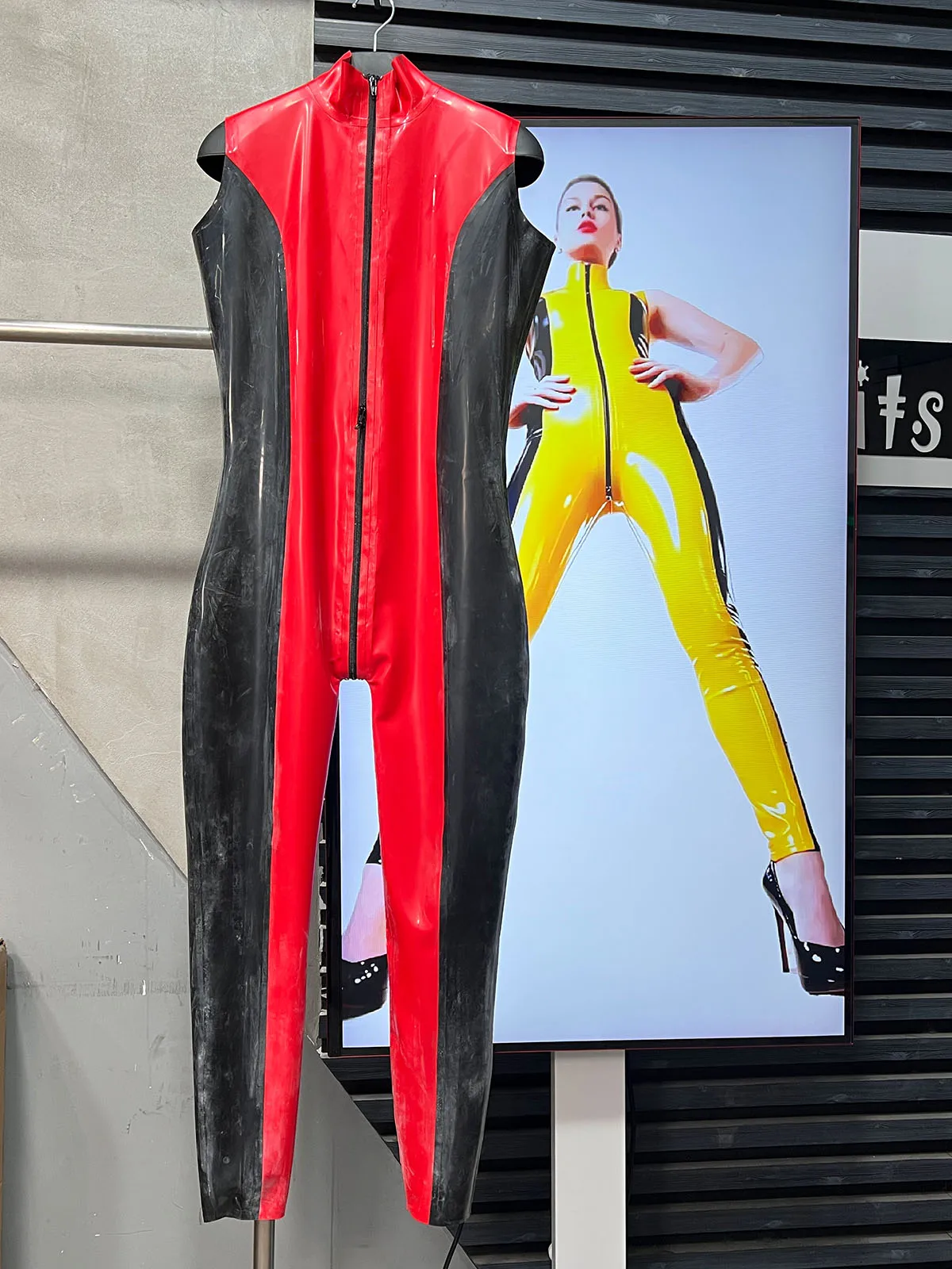 Rot-schwarzer glänzender ärmelloser Jumpsuit für Kostümzwecke