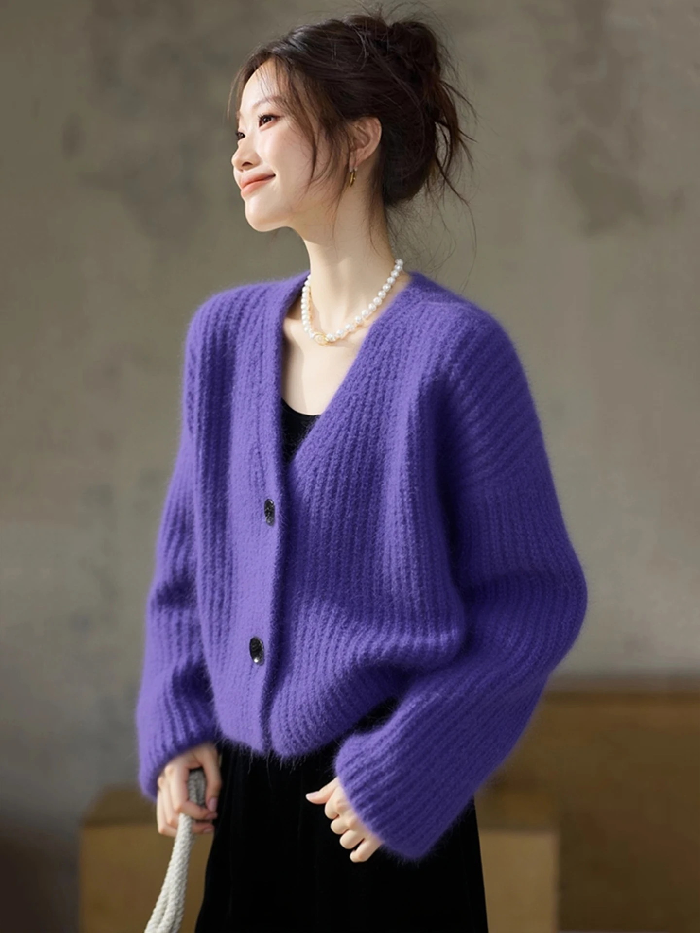 

Chic Winter 2025 Long Sve Camere Base irt Casual Loose Fit Soft And Cozy V-Ne Knitted Sweater Versatile Commute Sle