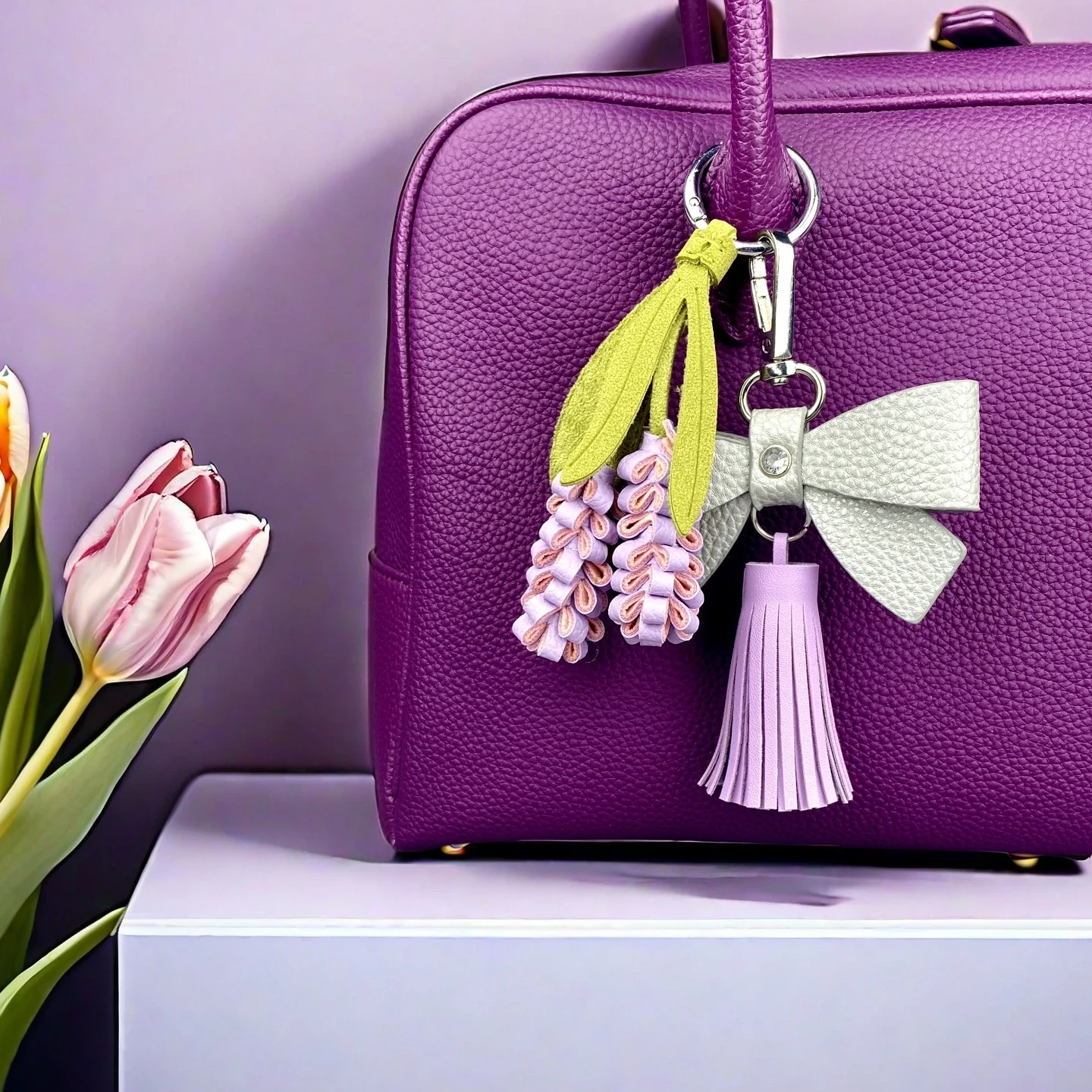 Lila Schmetterling & Blumen Schlüsselanhänger-Set, Niedliche PU-Leder Blumen-Taschenaccessoires für Lila-Liebhaber/Realistische Blüte/Gutes Geschenk – Detail 3