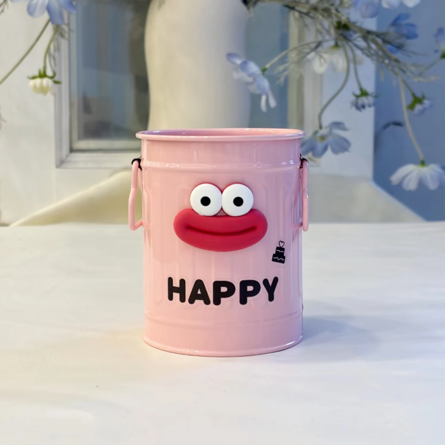 

Cute Happy Face Metal Pen Holder, Decorative Desktop Pencil Organizer with Handles, Multifunctional Storage Bucket for Office, H