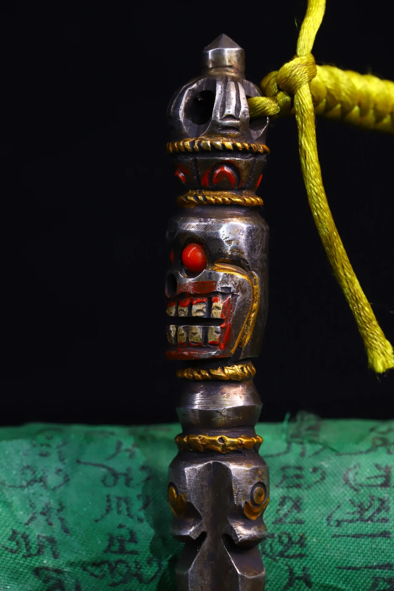 

3"Xizang Folk Collection Old Tiantie Painted Mosaic Gem Skull Head Dorje Vajra Phurpa Amulet Dharma Worship Hall Town House