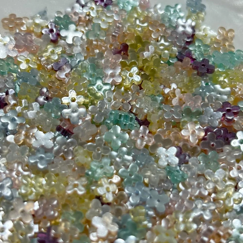 50 Stück niedliche, kleine, leuchtende Herz-Flachback-Harzperlen, farbige Schmetterlings-Flachback-Harz-Nagelcharms, Mini-Teile – Detail 6
