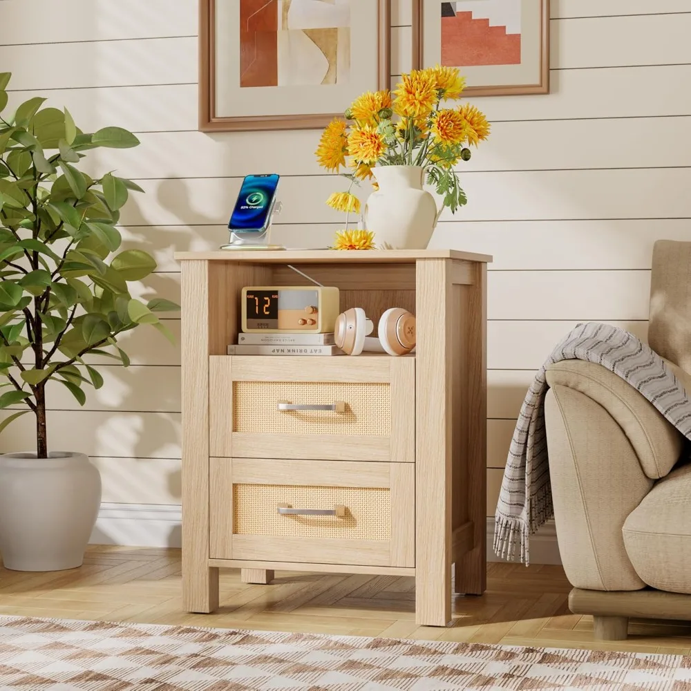 Meja Nakas Rotan 26 inci dengan Stasiun Pengisian Daya, 2 Laci & Rak Terbuka, Meja Samping Tempat Tidur Modern untuk Rumah