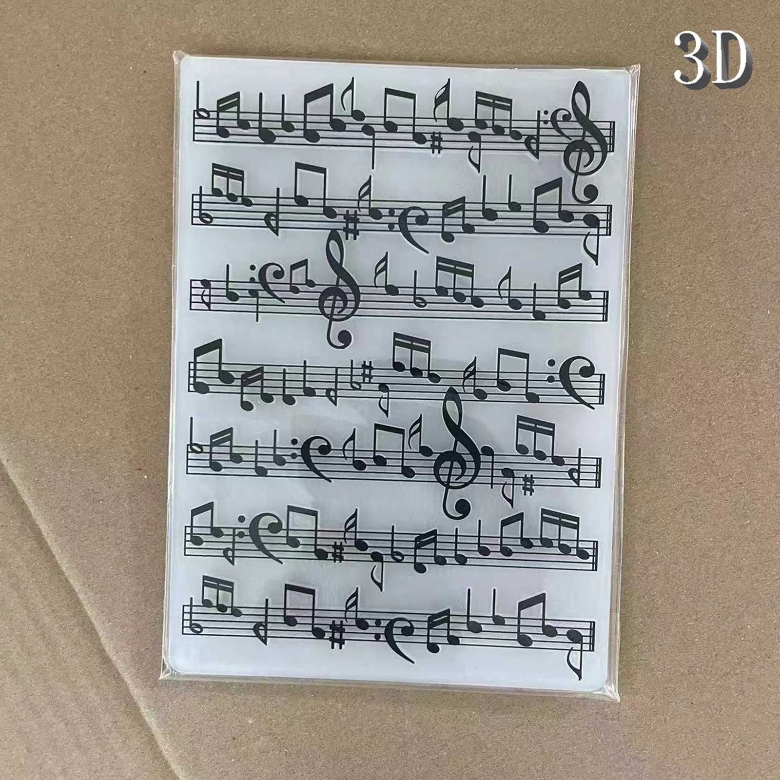 Ein 3D-geprägter Ordner mit symfonischen Elementen aus Musiknoten, entworfen mit transparenten Kunststoffschablonen für die Musik