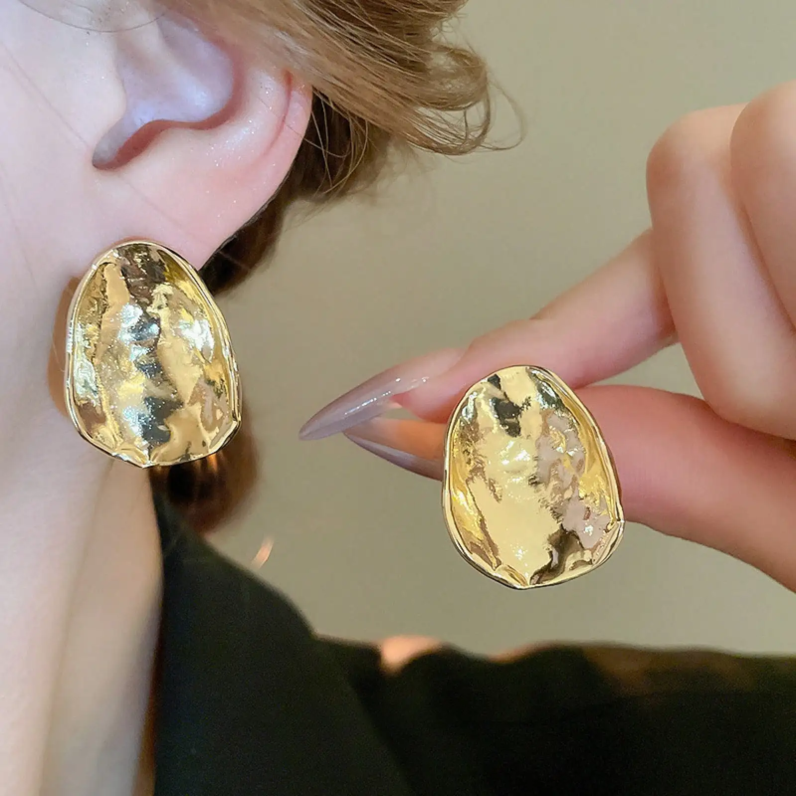 1 Pair Of Irregular Design Earrings With A Sense Of Sophistication, Niche Fashion Earrings, Light Luxury Texture Earrings For Women