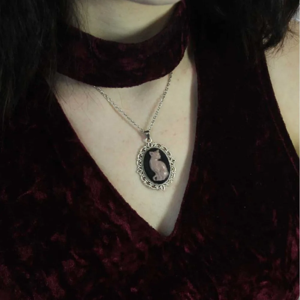 Charm Victoria Black Oval Sliver Color Lacework White Cat Relief Pendant Necklace for Women Gothic Halloween Witchcraft Jewelry