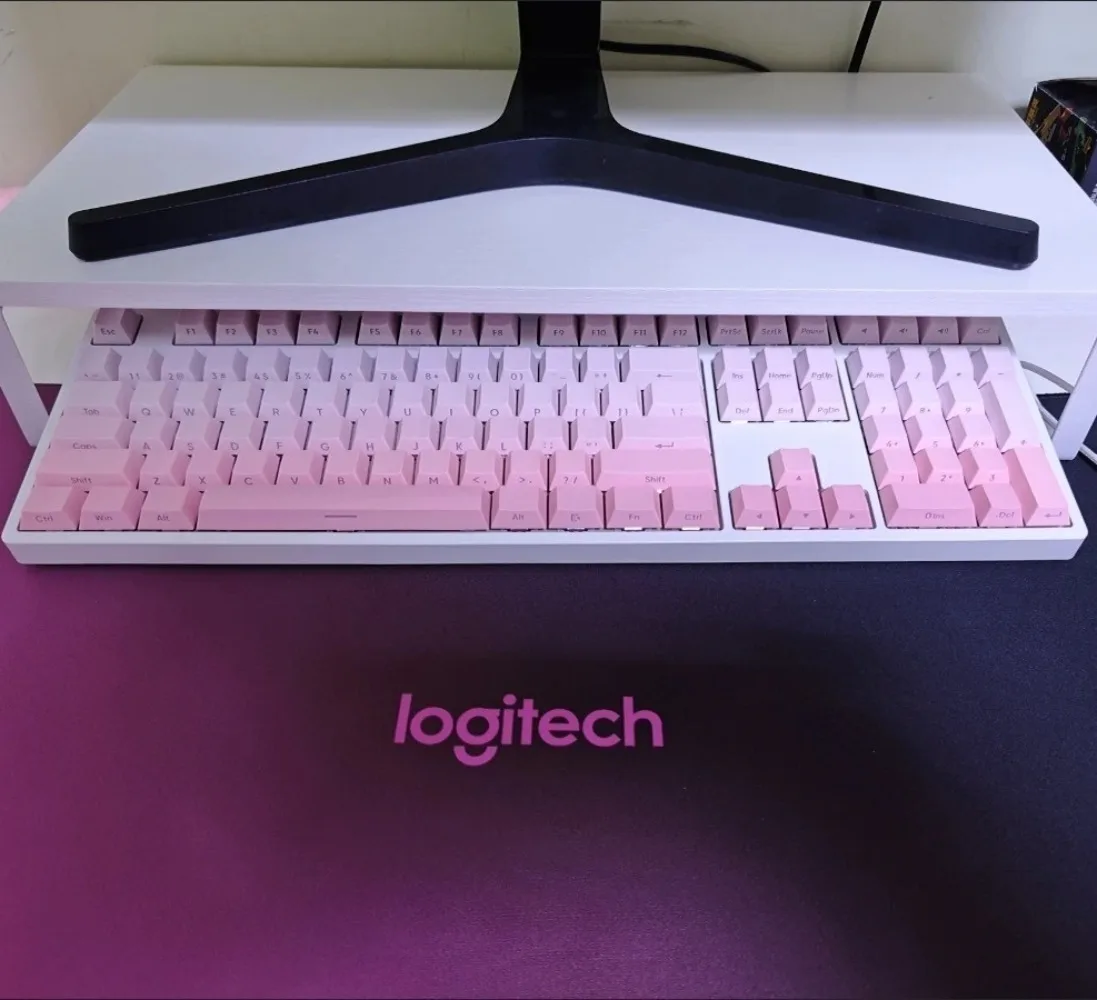 

Pink side engraved gradient semi transparent keycap, factory height 136 key PBT material suitable for 87/98/104 key keyboards