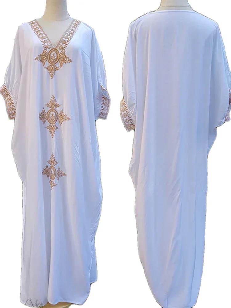 Weißes Maxikleid, Badeanzug, Überzug, V-Ausschnitt, goldene Stickerei, langes Kleid, Robe, Plage, Kaftan, Sarong, Strandmode, Pareo-Vertuschung