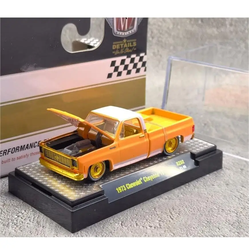 

M2 Machines 1/64 1973 10 Yellow RZ02 Pickup Truck Gold Hub Die-cast alloy car model collection display child gift