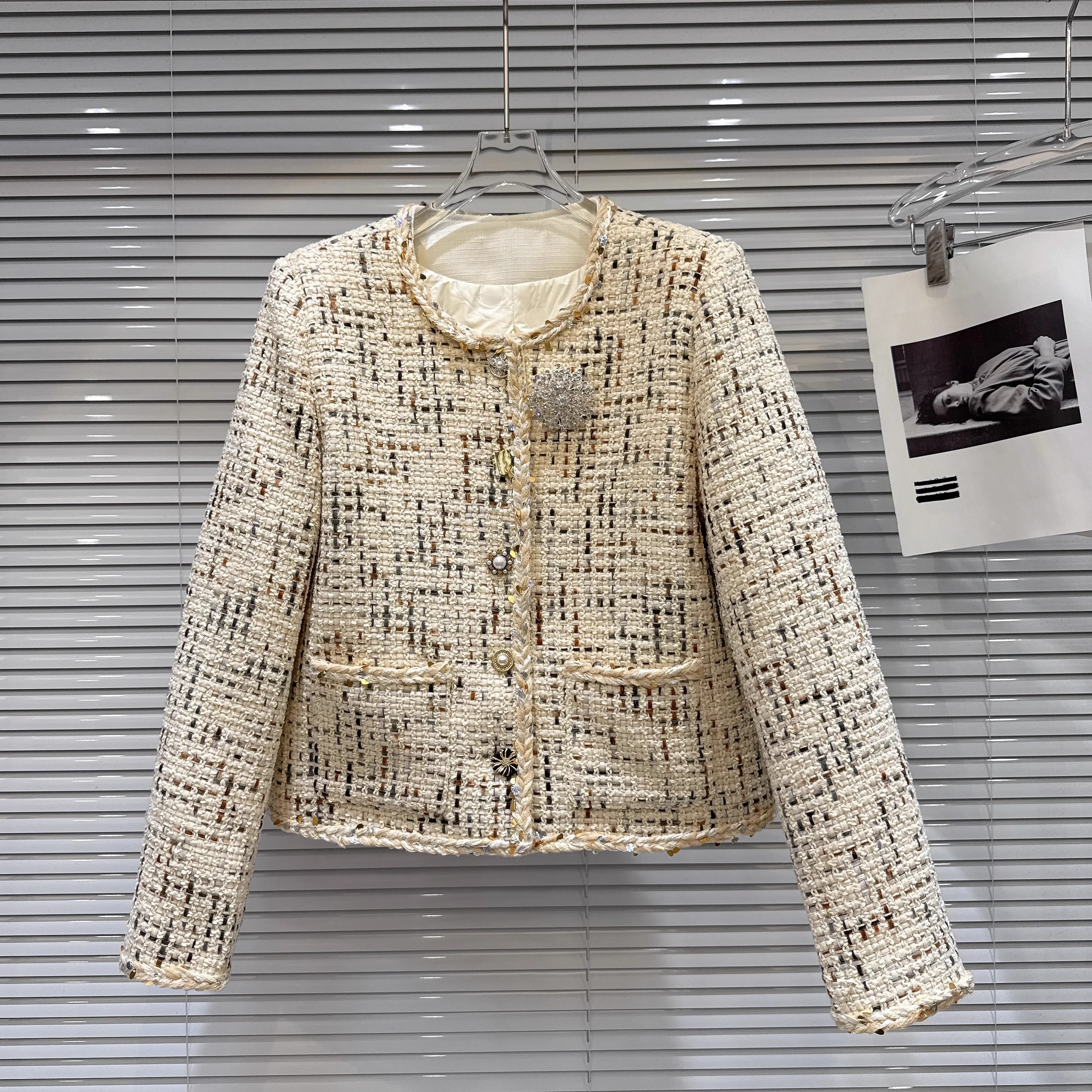 

2025 Winter New French Style Socialite Rhinestone Brooch Knitted Tweed Down Feather Liner Jacket Short Beige Coat for Woman