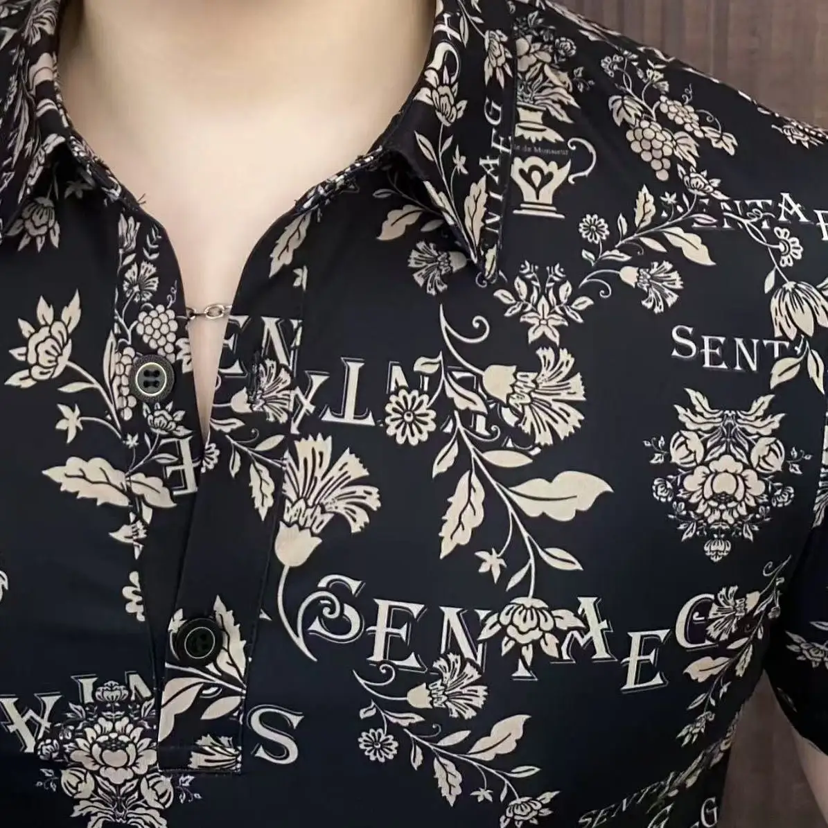 

Легкая мужская футболка с отложным воротником, лето 2025 г., повседневная футболка с цветочным принтом ort Sve, облегающая повседневная футболка с цветочным принтом