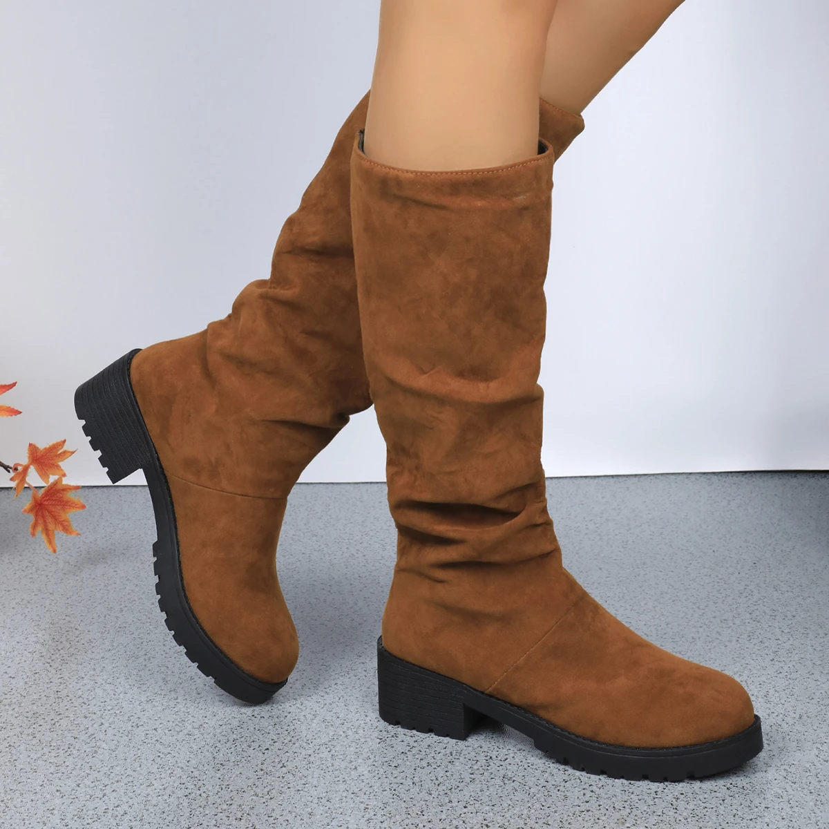 Modische Stiefel für Damen, Wildleder, dicker Mittelabsatz, gefaltet, gestapelt, mittelhohe Stiefel, runde Zehen, Slip-On, sexy, elegante Damenstiefel