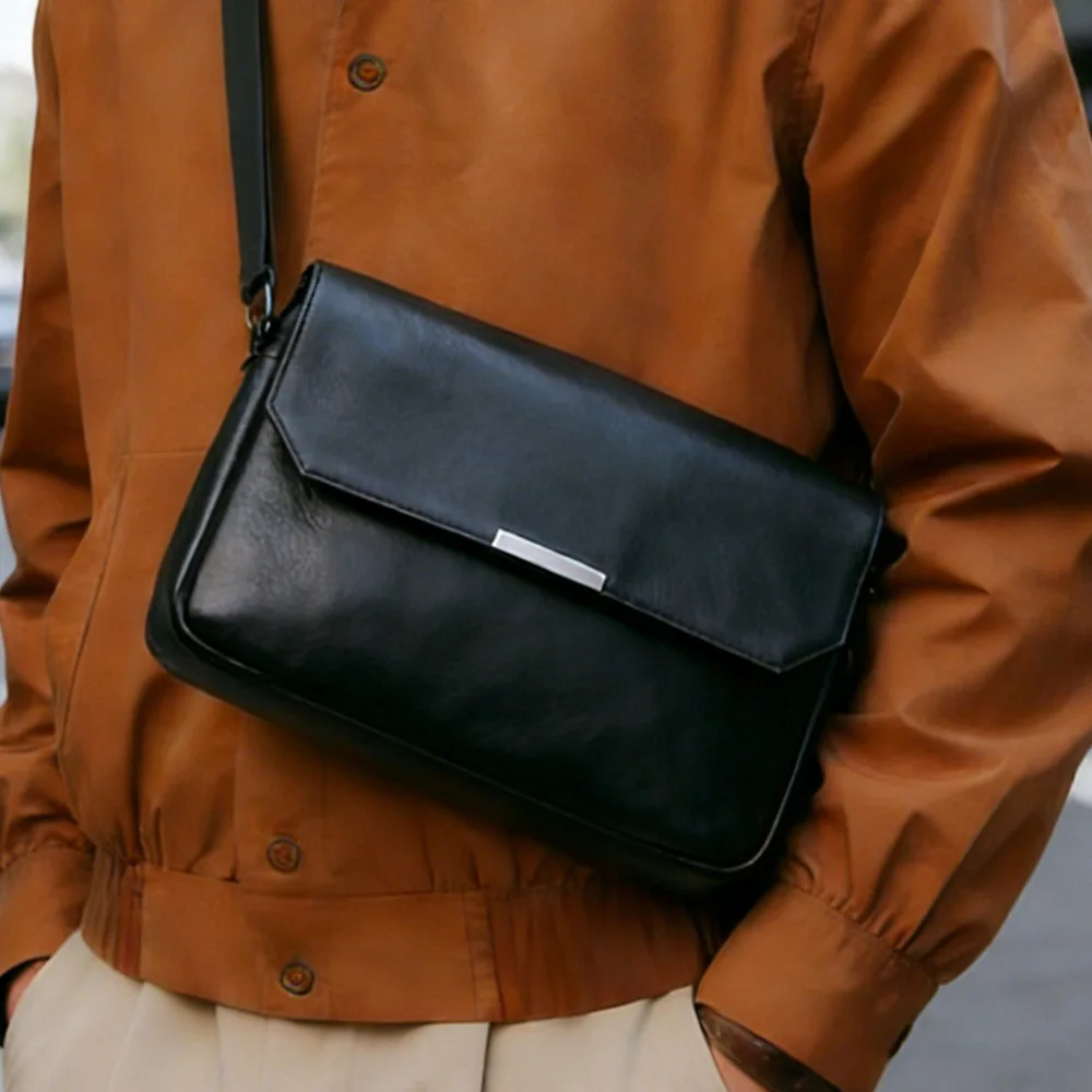 Trendige Umhängetasche für Herren, modisches Design, Schultertasche mit Klappe, luxuriöse Umhängetasche aus weichem Leder, rechteckige Umhängetasche für Herren, Handtasche. – Detail 5