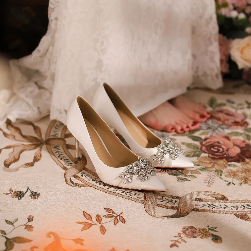 2024 الخريف الفاخرة المرأة مضخات أشار تو الفم الضحلة حجر الراين خنجر عالية الكعب حذا فردي للسيدات مأدبة أحذية الزفاف