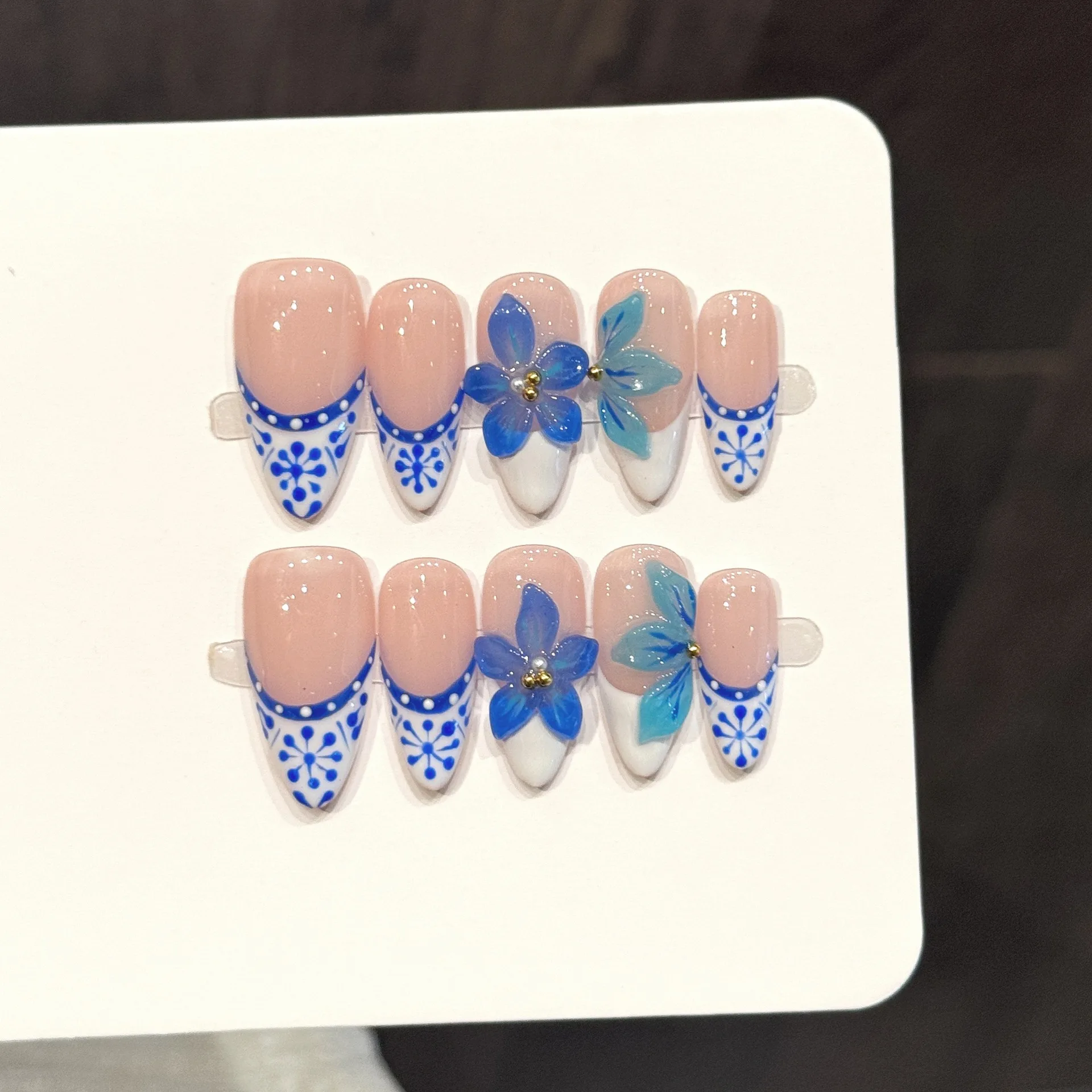 

10pcs Pure Hand Pressed Almond Nail Art,Nice Fake Nails,National Style Blue And White Porcelain Flowers,Suitable For Women