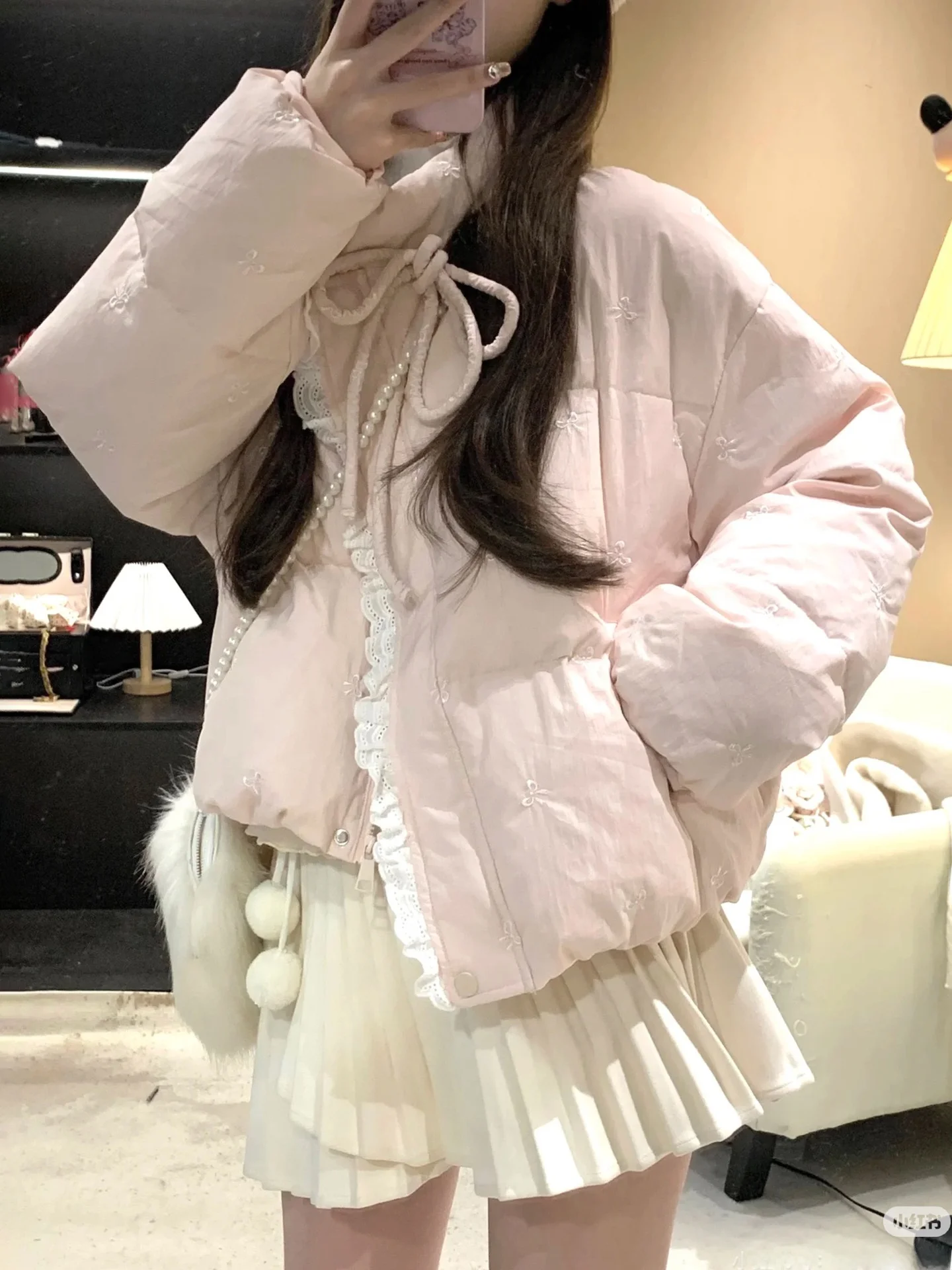 Różowy płaszcz zimowy damski z kapturem, nowy model 2025, wiązany, mały, słodki, w stylu japońskim, idealny dla studentek, odzież wierzchnia na zimę.