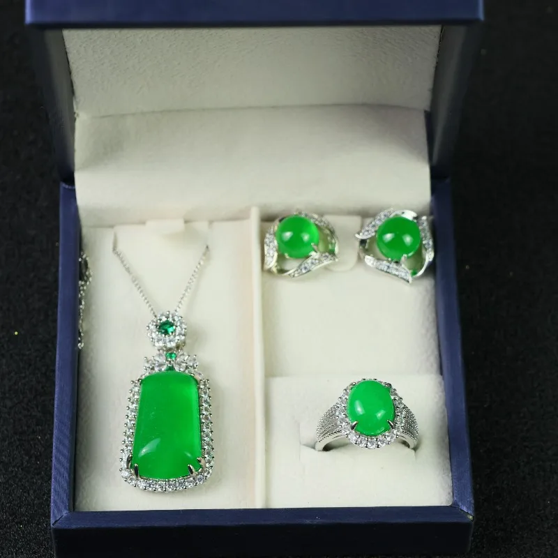 

Натуральный зеленый костюм, классическая мода и универсальные украшения из трех частей.