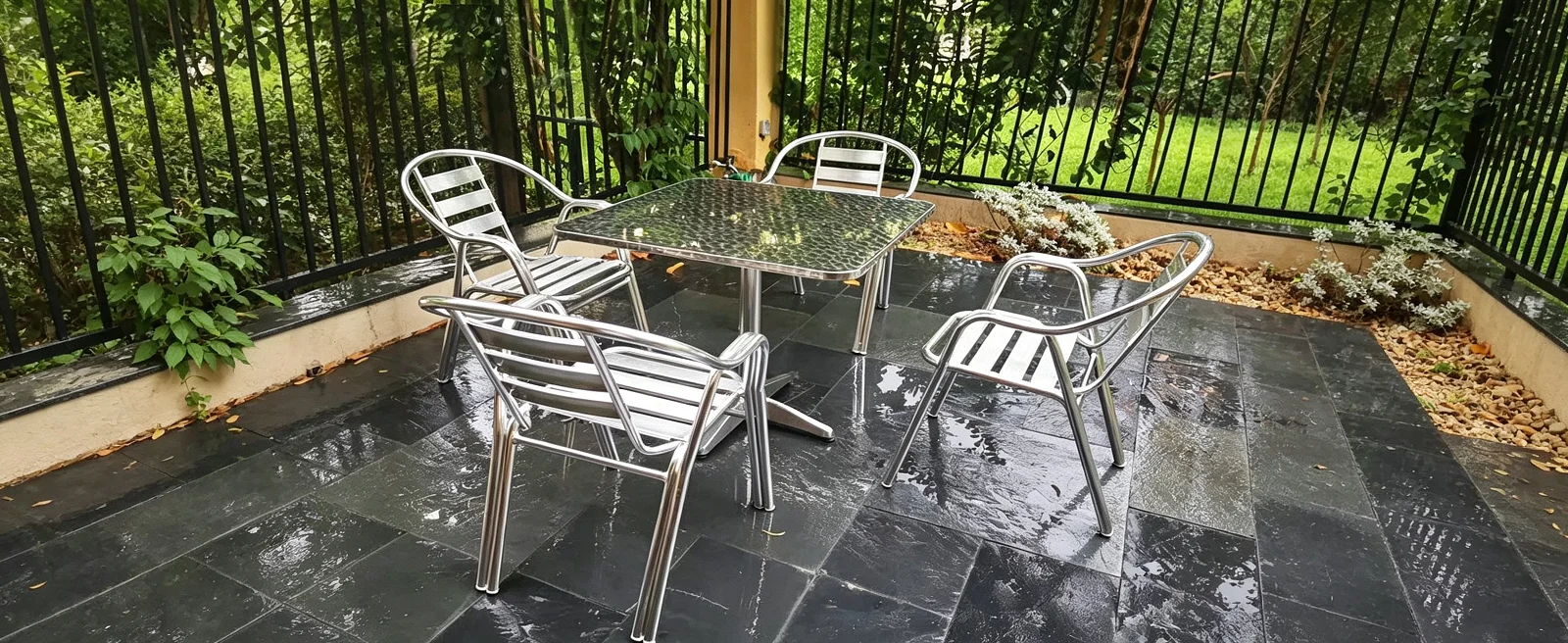 Hoher Bartisch aus Aluminium, höhenverstellbar auf 70 oder 110 cm - Mittelrohr Ø: cm-quadratisch – Detail 2
