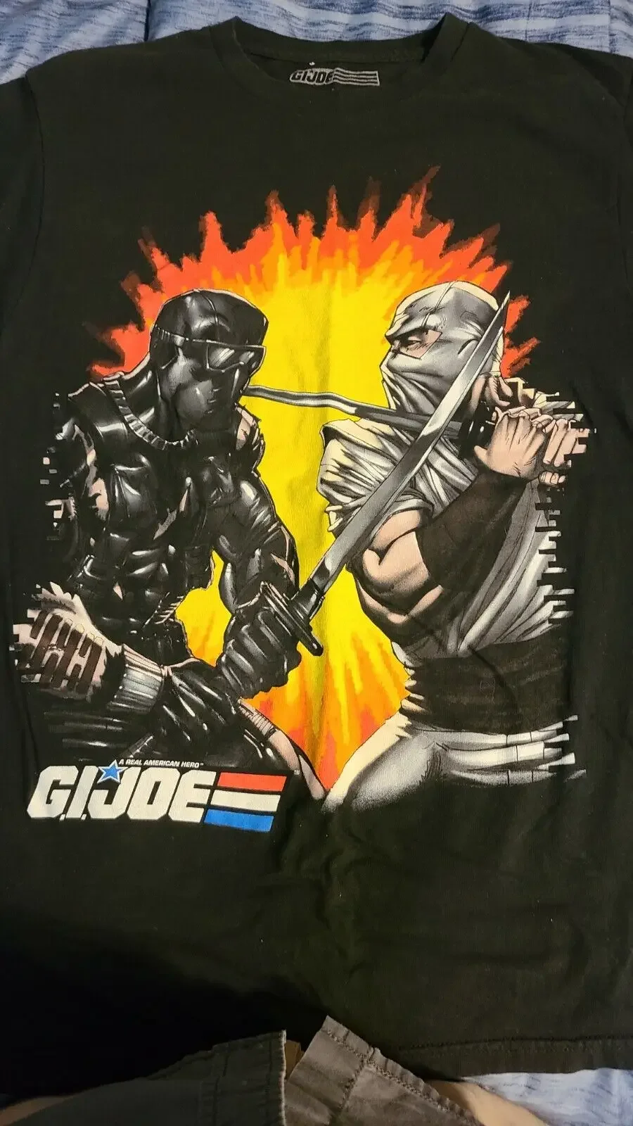 GI Joe G.I. Camiseta de Joe para hombre, Ojos de serpiente Vs Storm Shadow Sword Battle Image