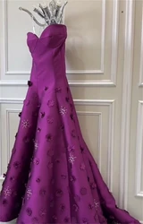 Sexy personalizado 	 Vestido de fiesta sin tirantes personalizado, vestidos de noche de satén drapeados con lentejuelas y flores de quinceañera para celebridades