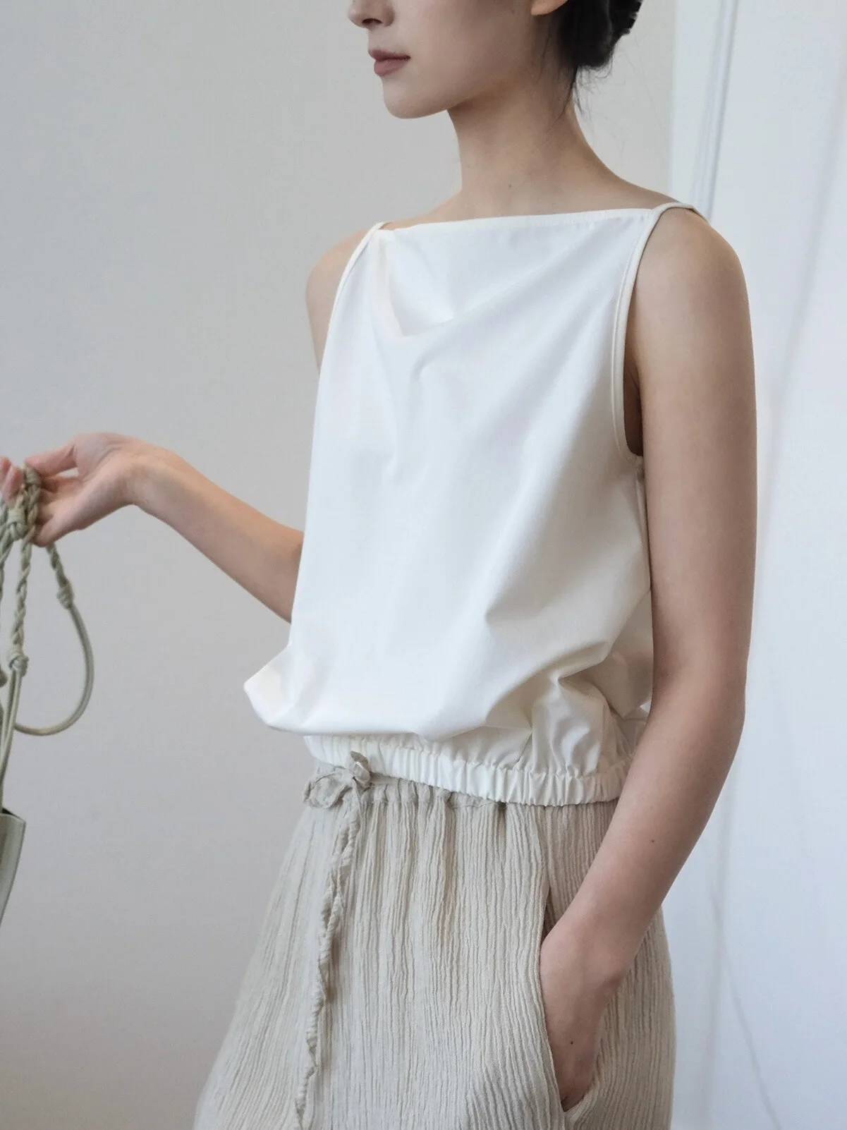 

Summer Fashionable Commute OL Simple One-Shoulder Strap Vest Cool Comfortable Elegance Pleated Short Top Women's Clothing