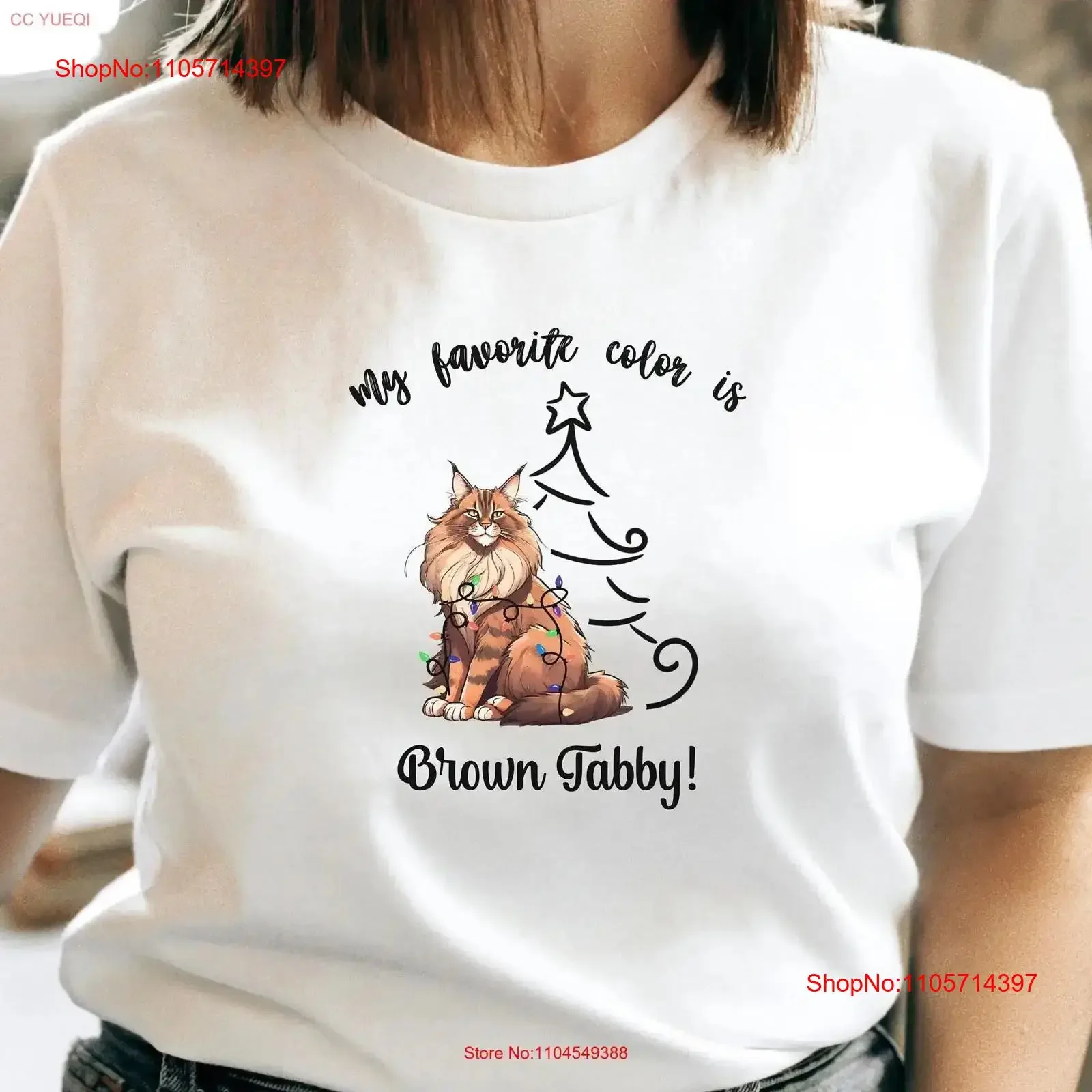 Camiseta de algodón premium con estampado de gato Maine Coon marrón tabby para amantes de los gatos, con la frase 'Mainecoon My Favorite Color Lights', ideal para Navidad.