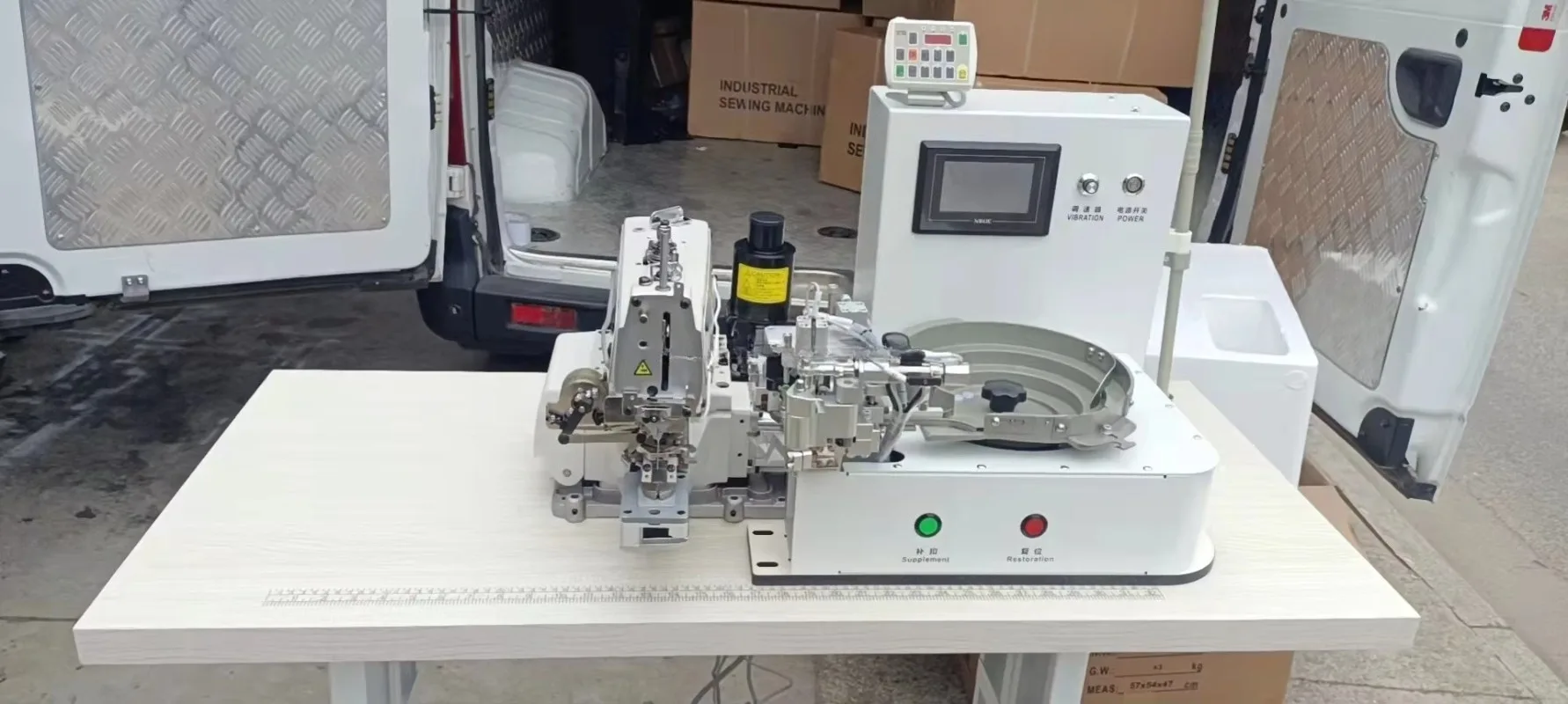 Automatic sweater cloth shirt 2 hole 4 hole button connection sewing machine
