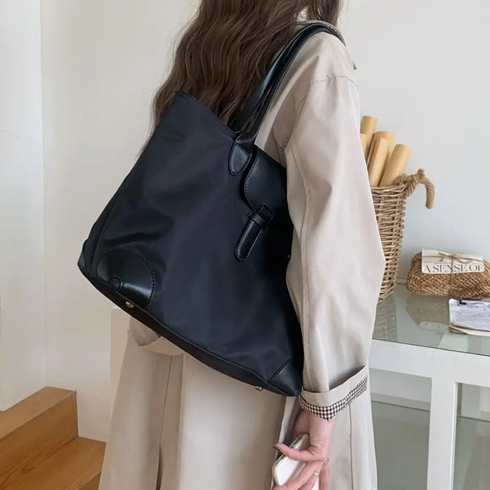 حقيبة كتف نايلون كاجوال محمولة خفيفة الوزن بسحاب من قماش النايلون حقيبة يد على الطراز الكوري ذات سعة كبيرة في الهواء الطلق