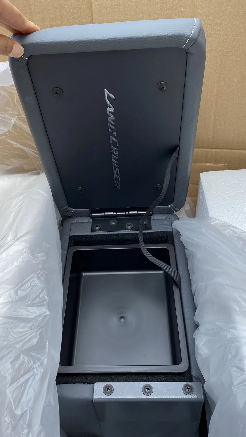 Out of stock; please do not place an order. For LC79 Full Length Centre Console Amrest Storage for Land Cruiser 76 79 Dual Cab L
