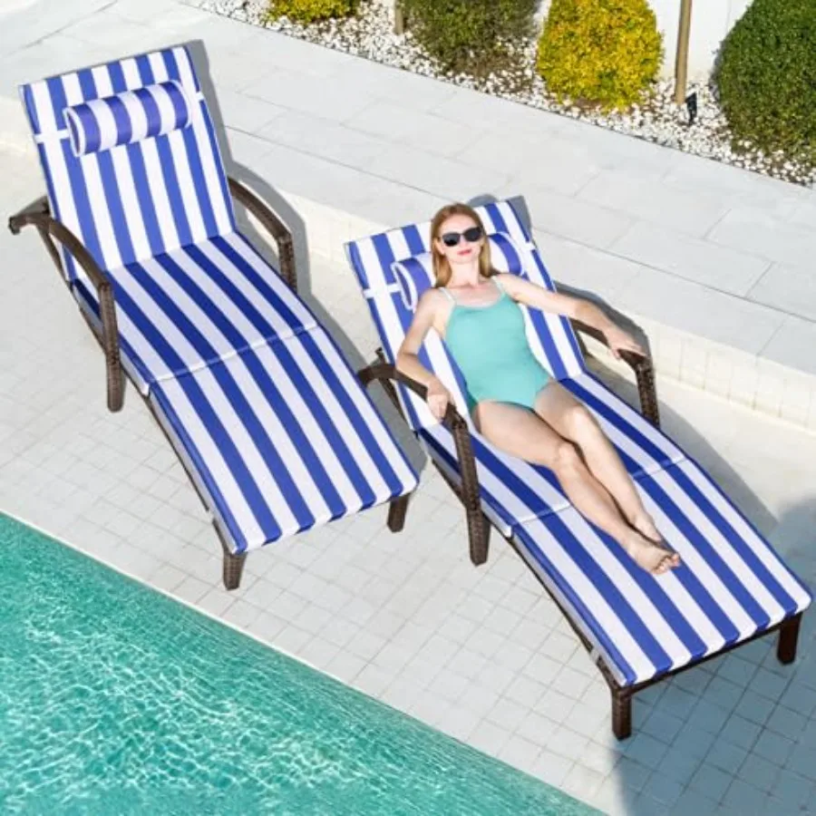 

Комплект из 2 уличных плетеных шезлонгов бежевого цвета с 5 регулируемыми положениями спинки, подстаканником и утолщенными подушками для зоны у бассейна