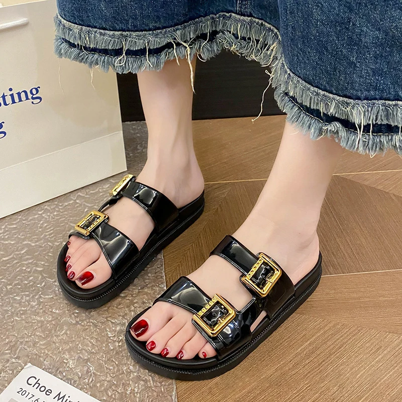 Sandal Platform untuk wanita musim panas 2024 gaya baru High-end Fashion kasual pantai pakaian bersol tebal sandal anti-selip