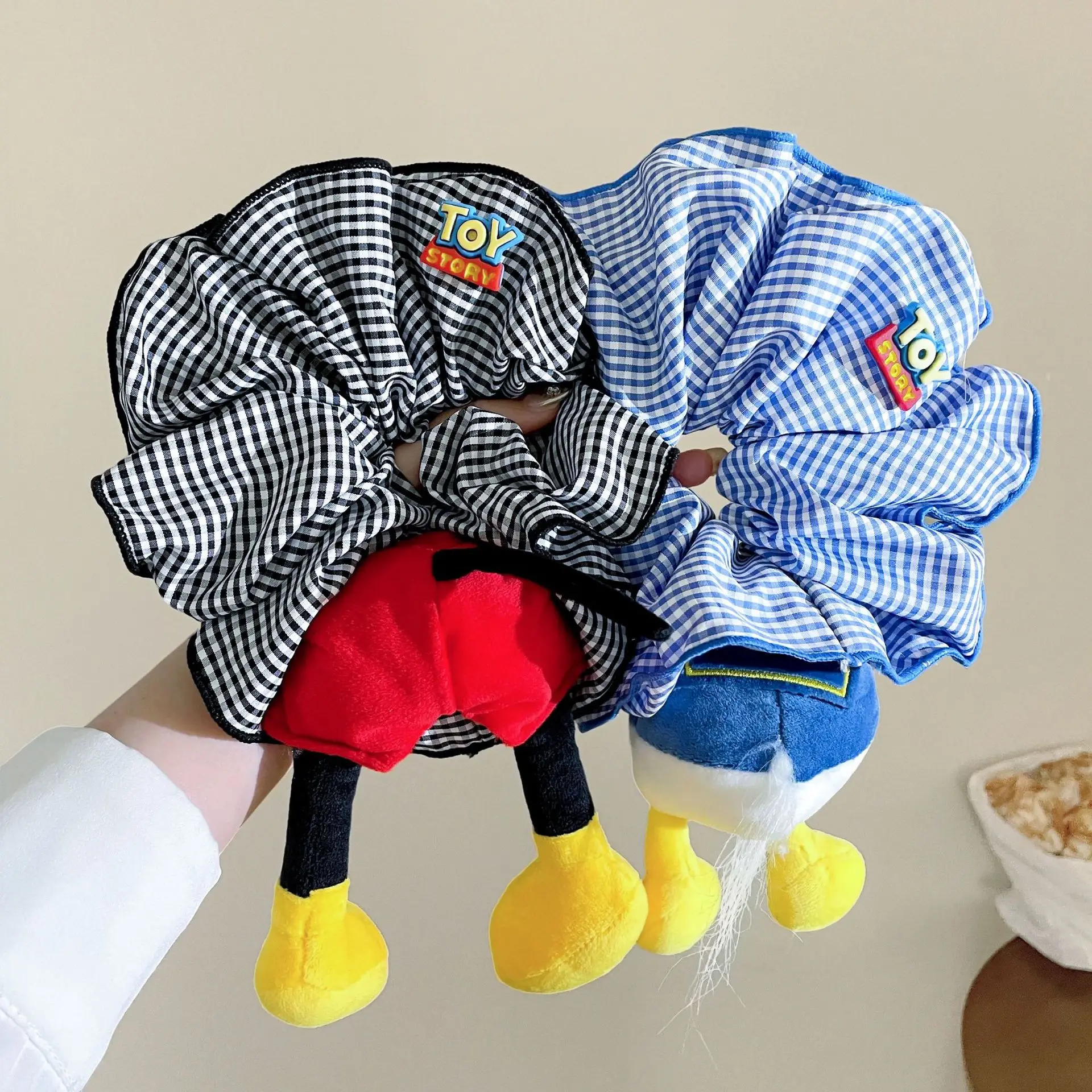 Disney lindo Mickey trasero creativo intestino grueso anillo de pelo divertido dibujos animados muñeca de medio cuerpo tridimensional algodón a cuadros pelo de trasero