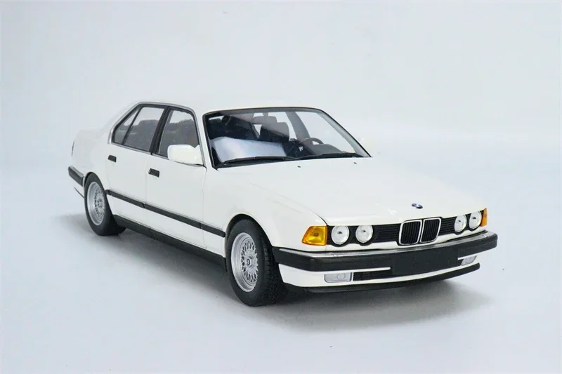 MINICHAMPS 1:18 730i (E32) 1986 Full Open Blue /White Diecast Model Car