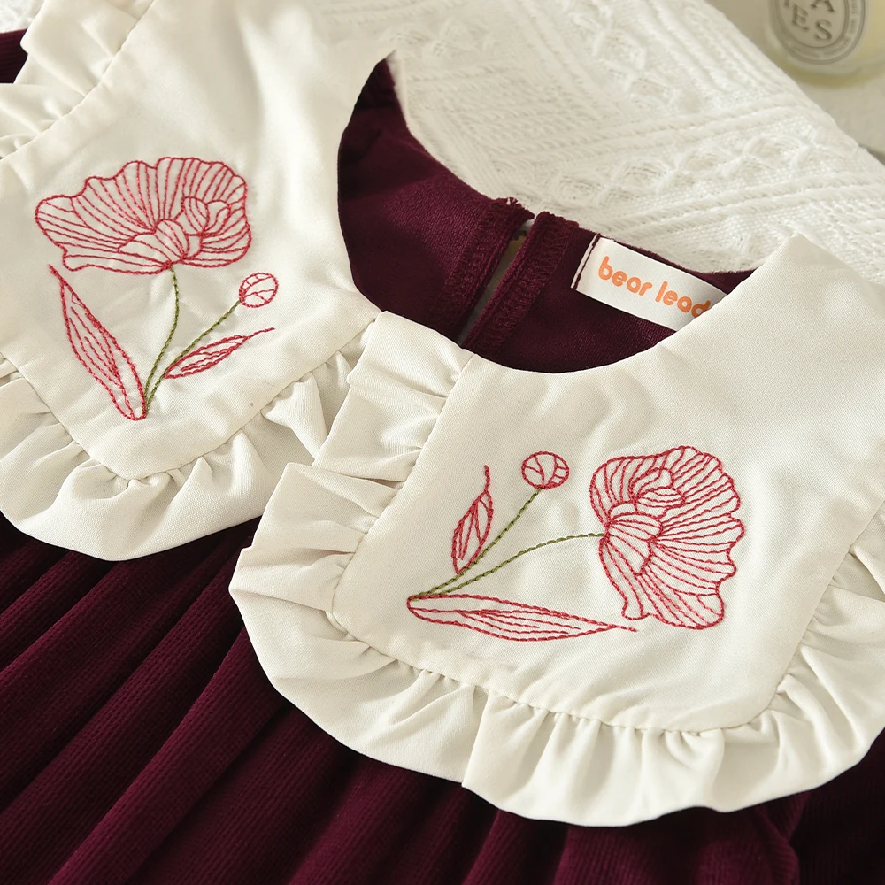 Frühlings- und Herbst-Neuheit: Weinrotes Retro-Prinzessinnenkleid mit Blumenstickerei, weißem Puppenkragen und langen Ärmeln für Mädchen. – Detail 4