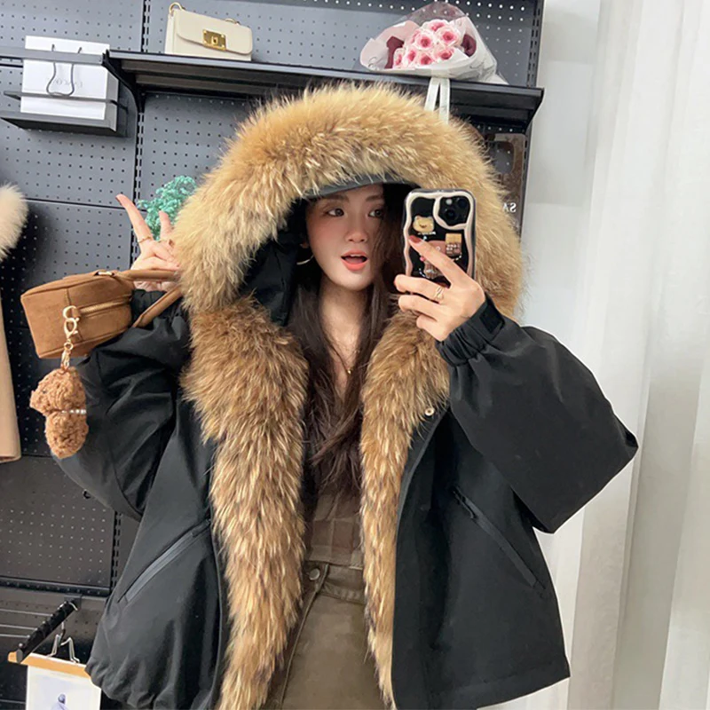 Nova chegada das mulheres inverno real gola de pele de guaxinim parka quente ganso para baixo jaqueta solta oversize pico boné design casacos