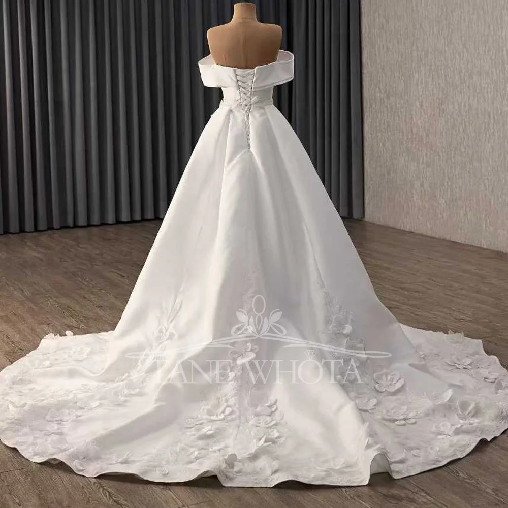 فستان زفاف Robes De Mariage 2025 بدون حمالات مكشوف الكتفين مع أربطة من الخلف ومزين بالترتر على طراز غمد